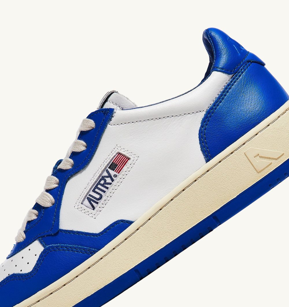 Autry Two-tone Medalist Low Sneakers Leather Sneakers Uomo Bianche Blu | 72160-DVZL